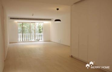 quiet 3br old apt with double balcony and heating